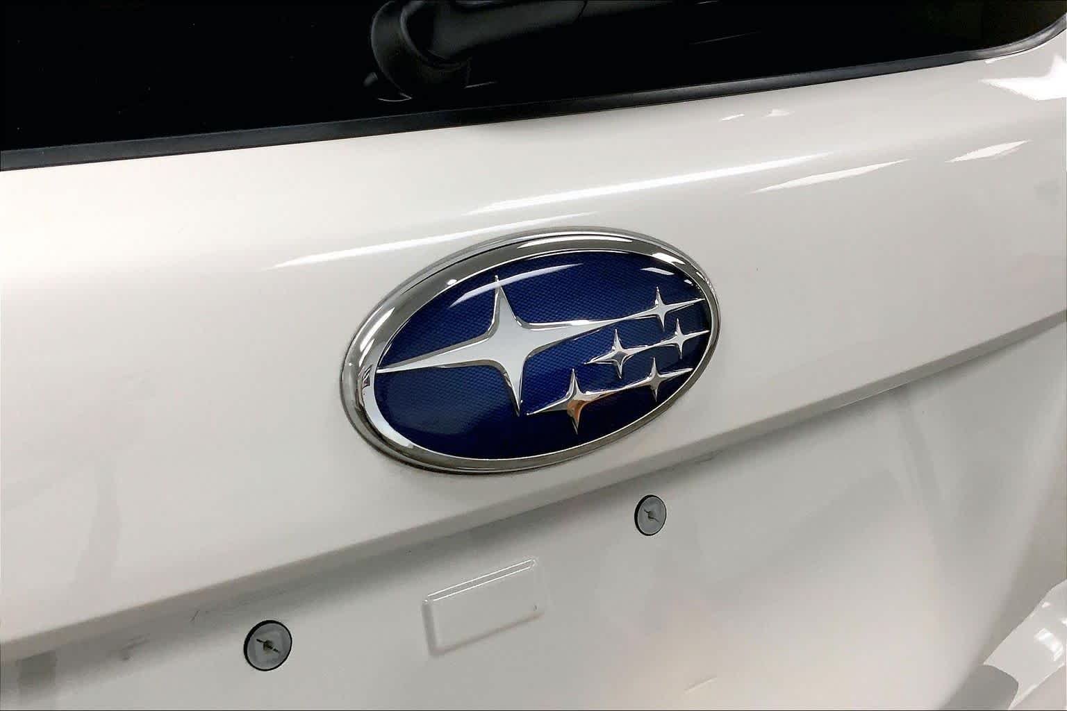 Used 2018 Crystal White Pearl Subaru Limited image 33