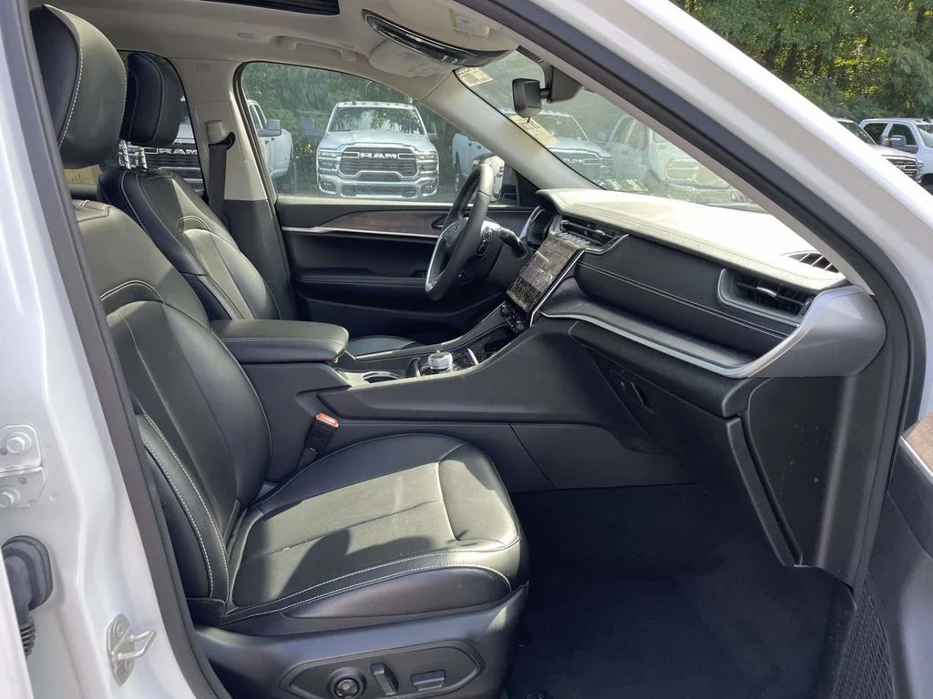 Used 2023 White Jeep Limited image 11