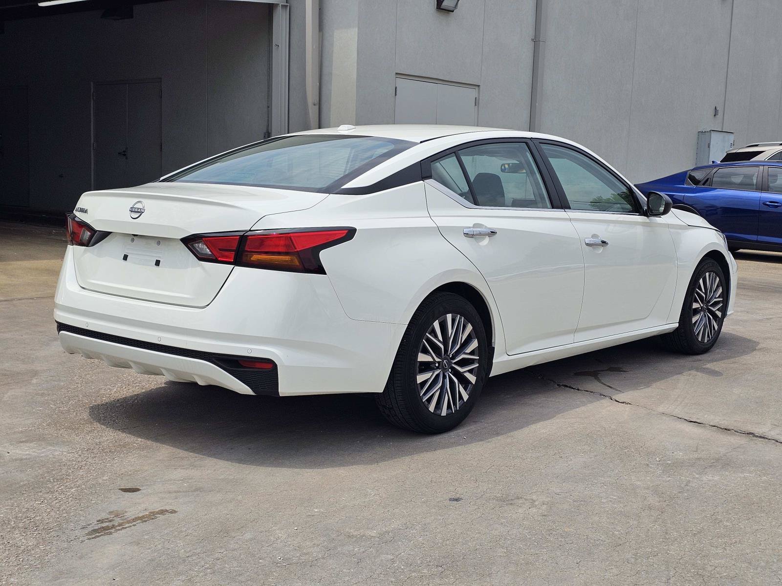 Used 2025 Glacier White Nissan SV image 8