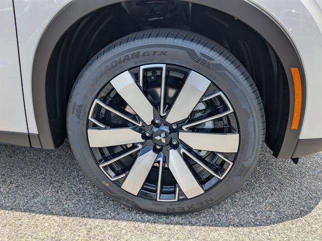 Used 2025 White Diamond Mitsubishi SE image 21