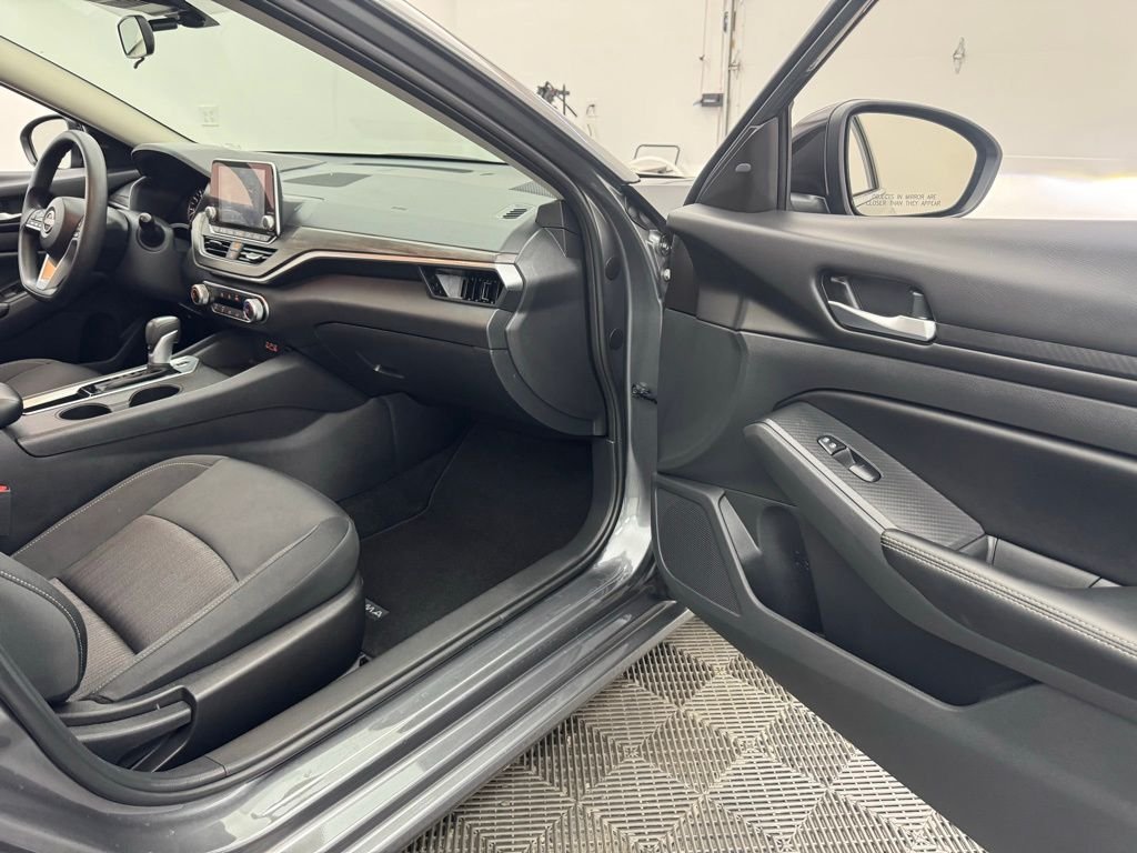 Used 2025 Gun Metallic Nissan 2.5 SV image 27