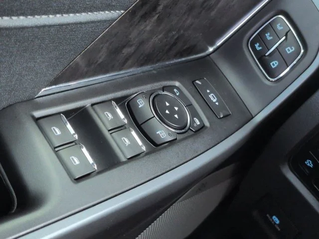 Used 2025 Gray Metallic Ford Lariat image 26