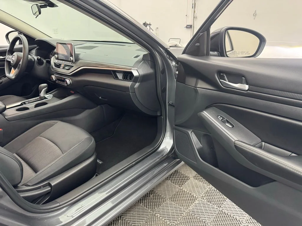Used 2025 Gun Metallic Nissan 2.5 SV image 27