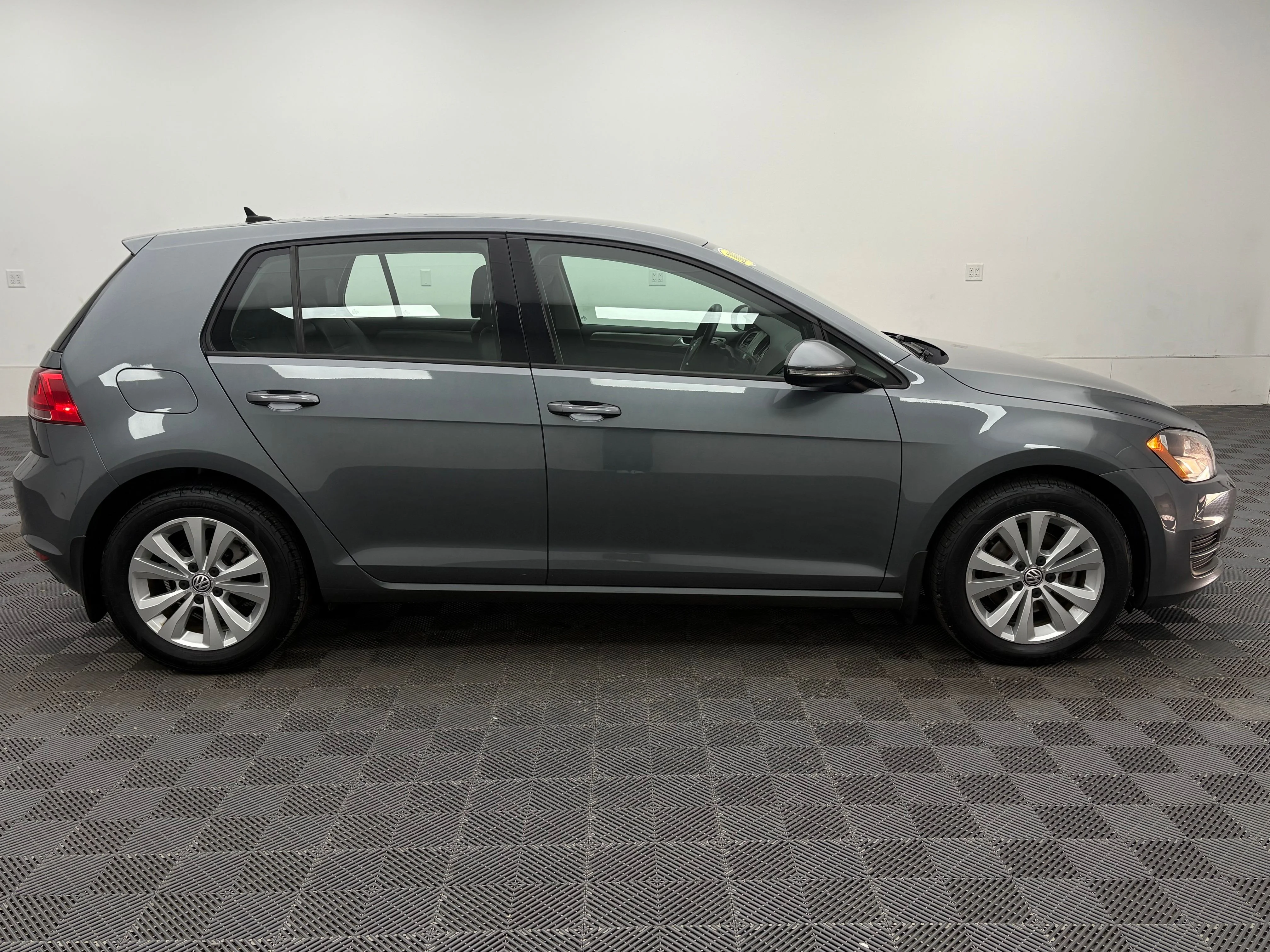 Used 2015 Platinum Gray Metallic Volkswagen TDI S 4-Door image 4
