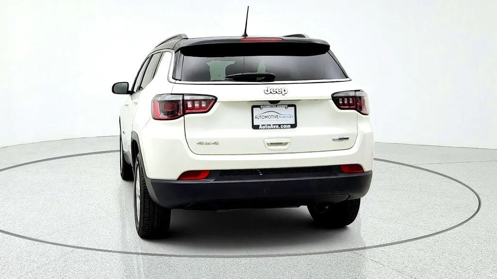 Used 2018 White Clearcoat Jeep Latitude 4x4 image 6