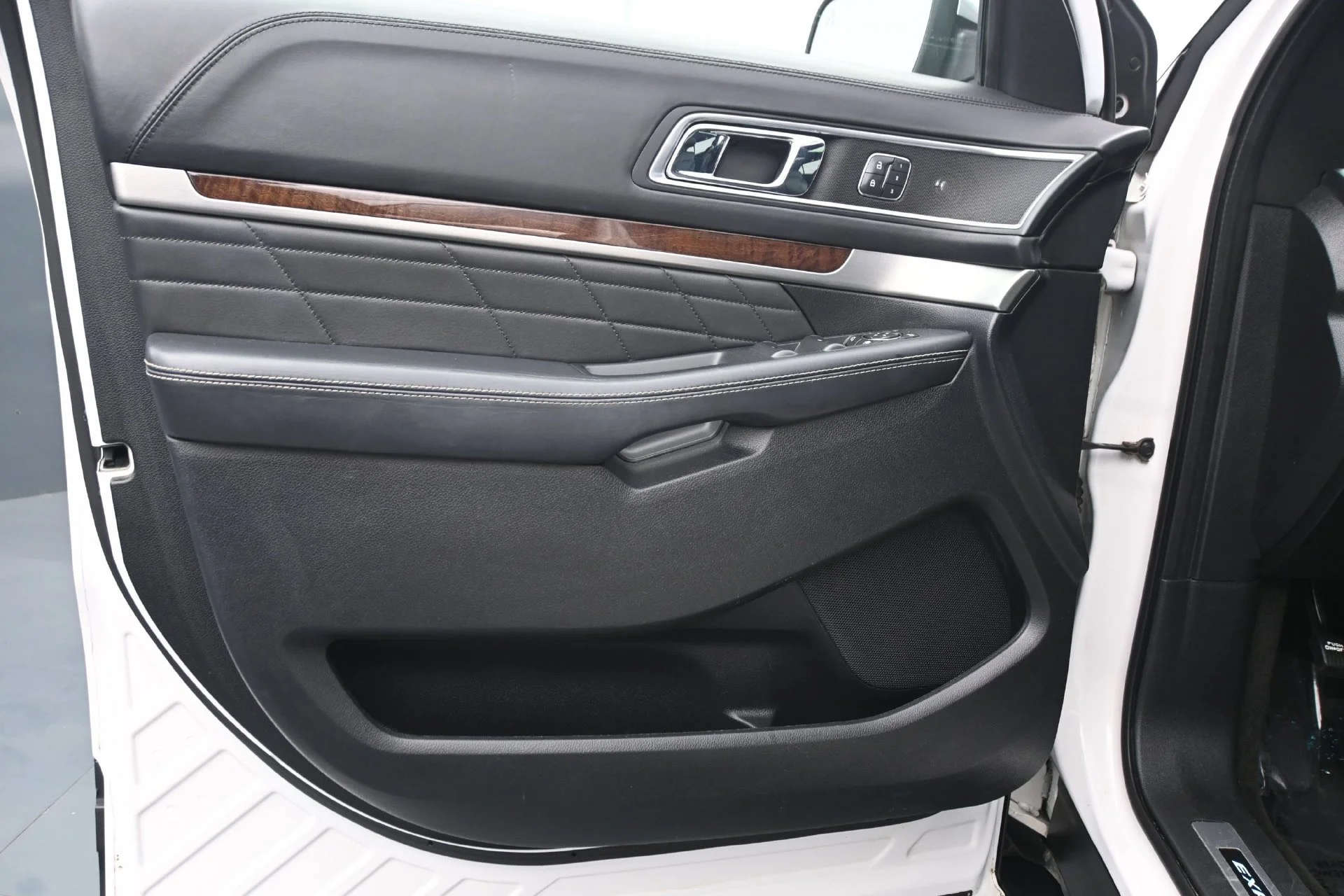 Used 2017  Ford Platinum image 19