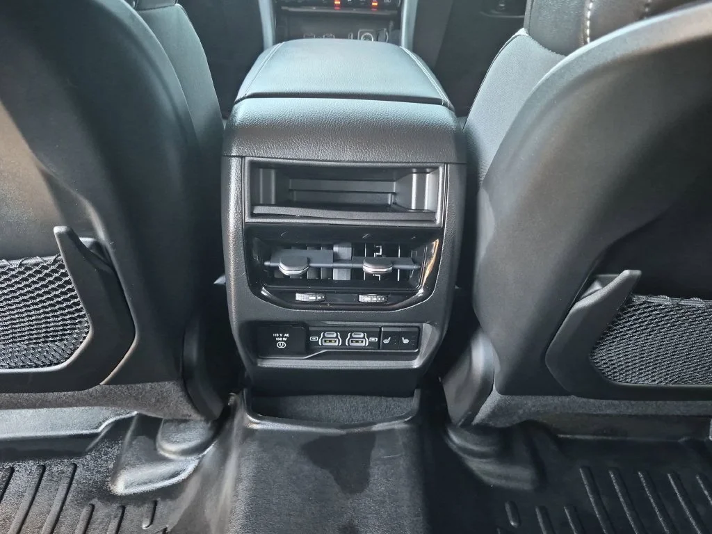 Used 2022  Jeep Limited image 38
