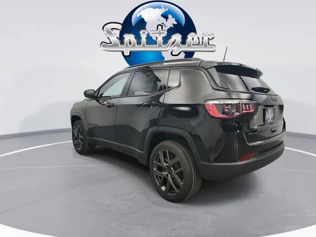 New 2026 Diamond Black Crystal Pearl-Coat Exterior Paint Jeep Limited image 7