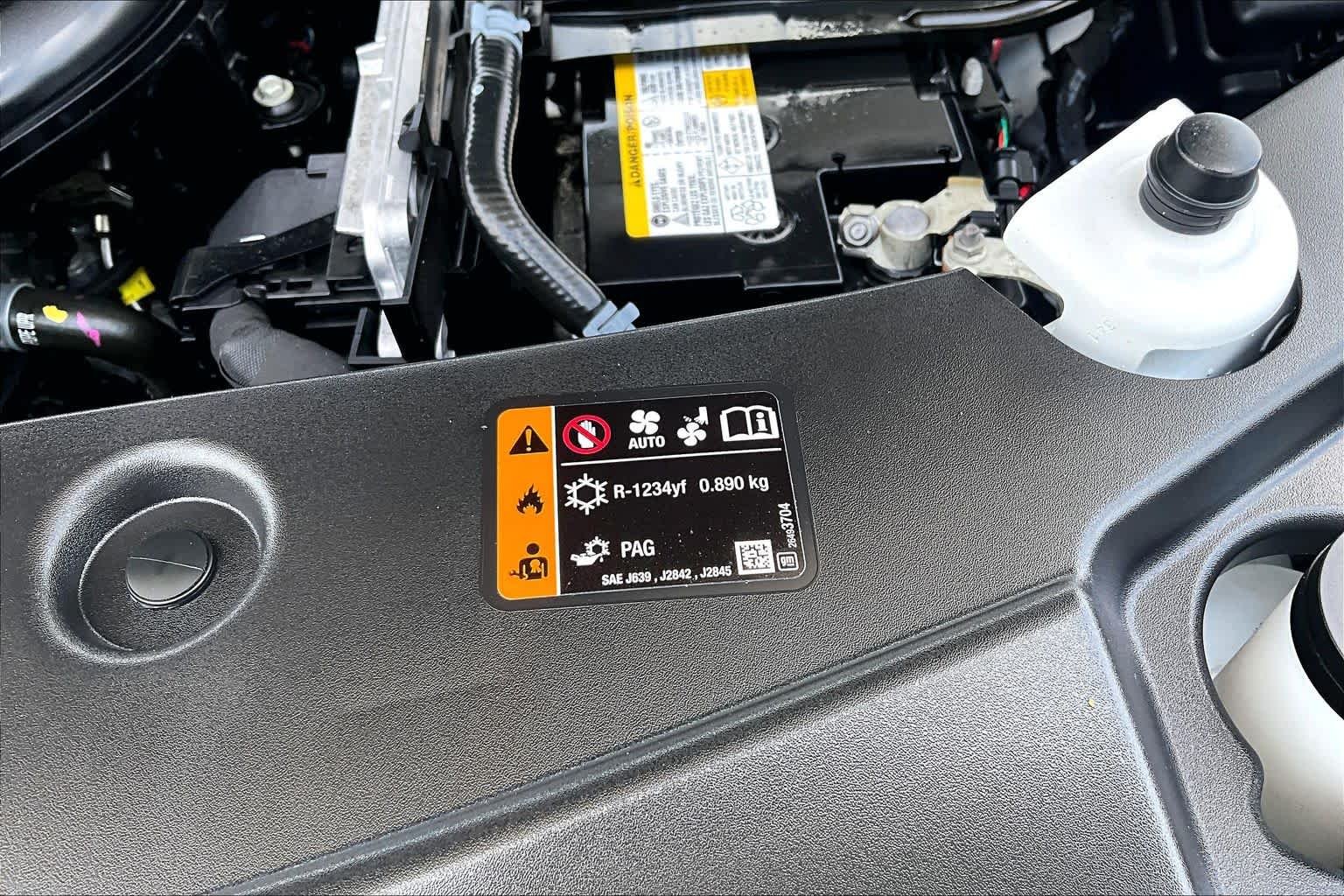 Used 2025 Summit White Buick Preferred image 33