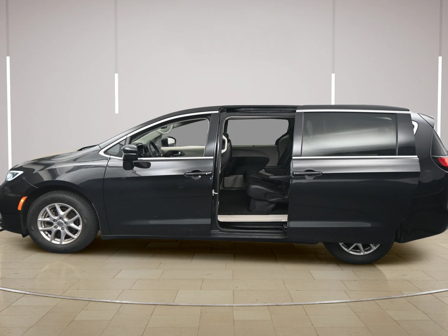 Used 2023 Brilliant Black Crystal Pearlcoat Chrysler Touring L image 9