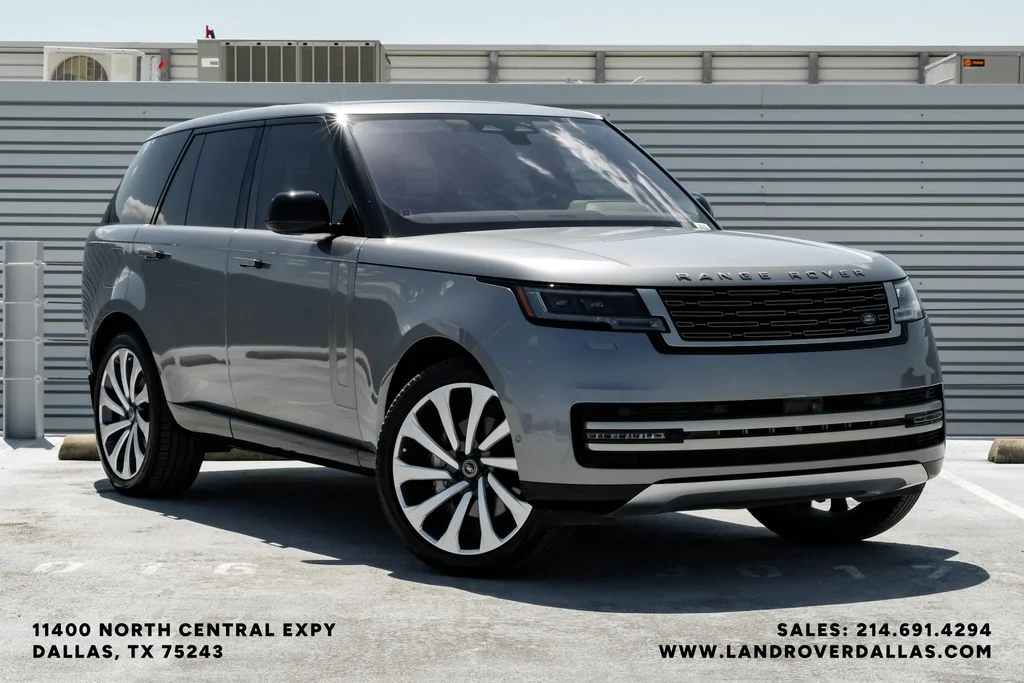 Used 2023 Grey Land Rover SE image 4