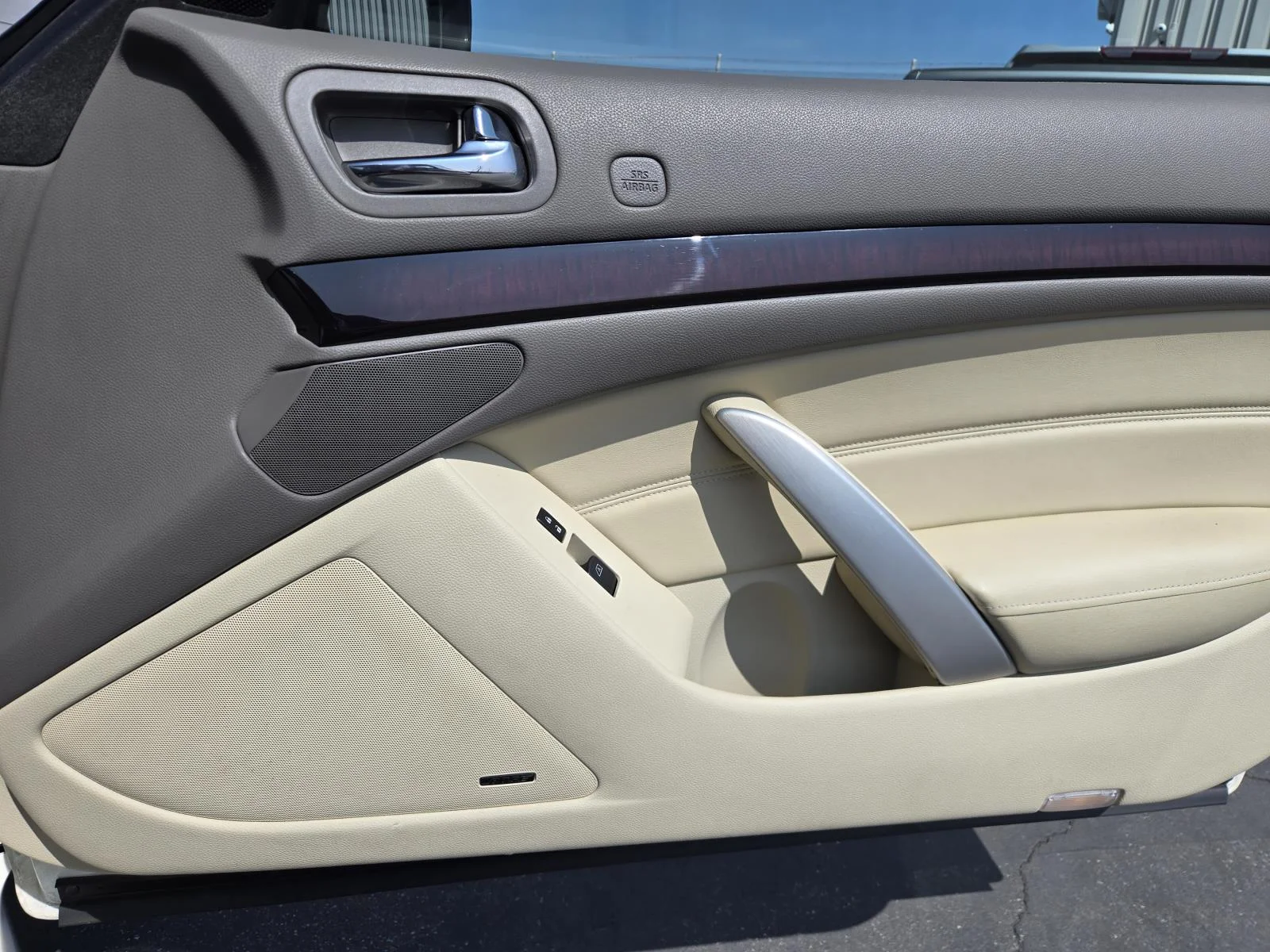 Used 2011 Moonlight White INFINITI 2dr Base image 31