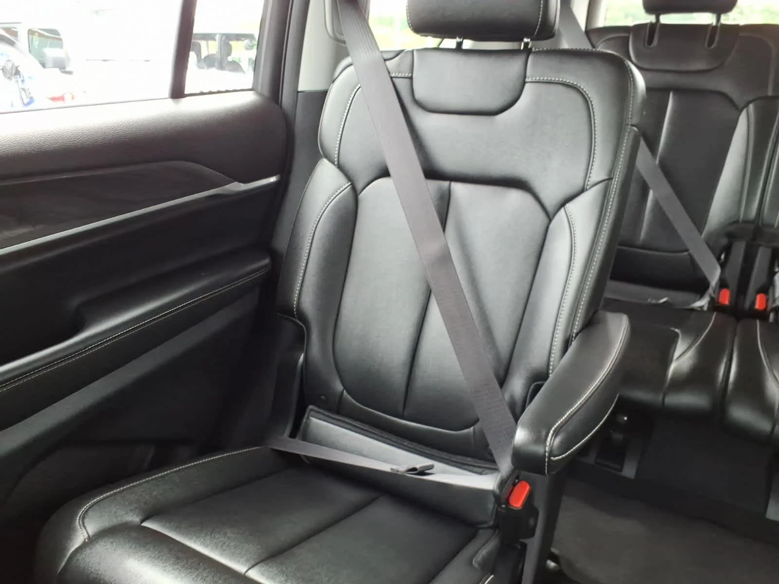 Used 2023 Velvet Red Pearlcoat Jeep Limited image 18