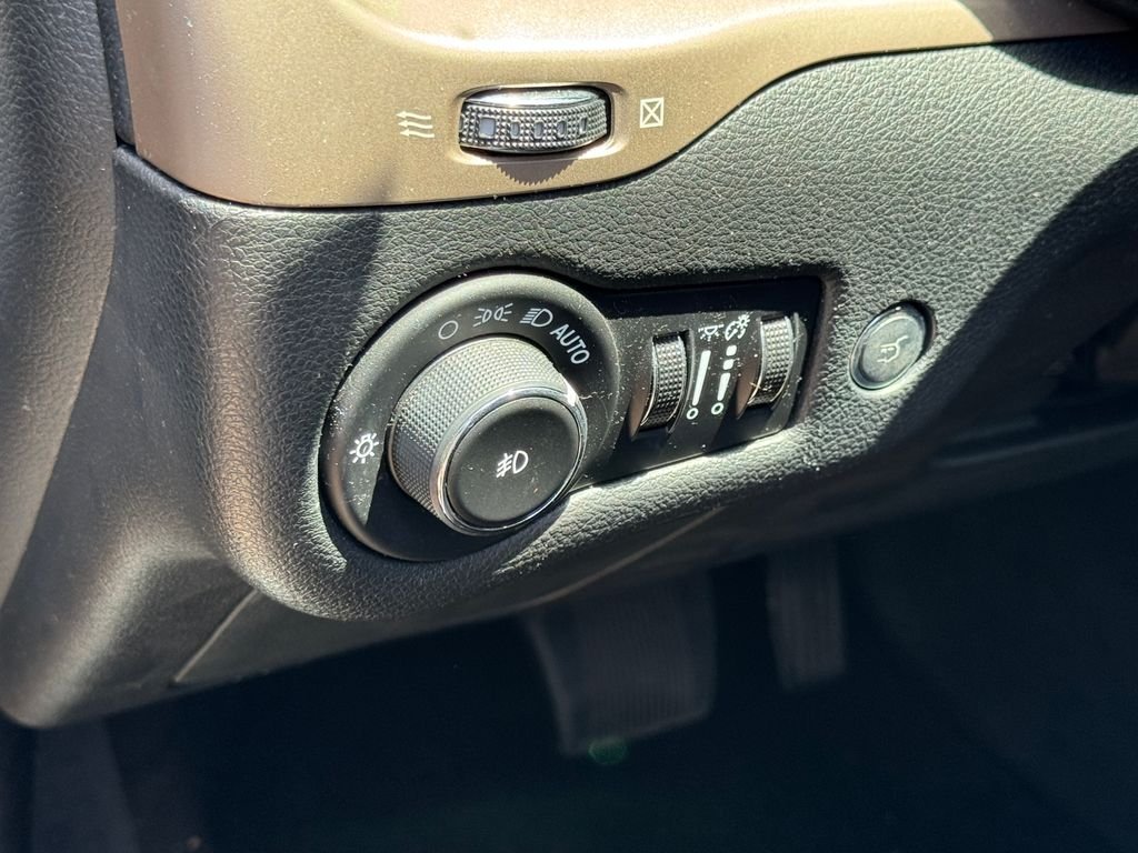 Used 2014 White Jeep Limited image 10