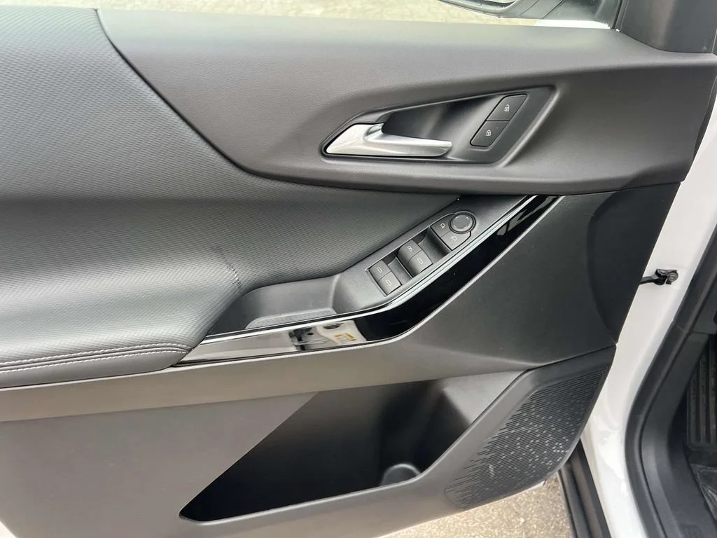 New 2027 Summit White Chevrolet LT image 10