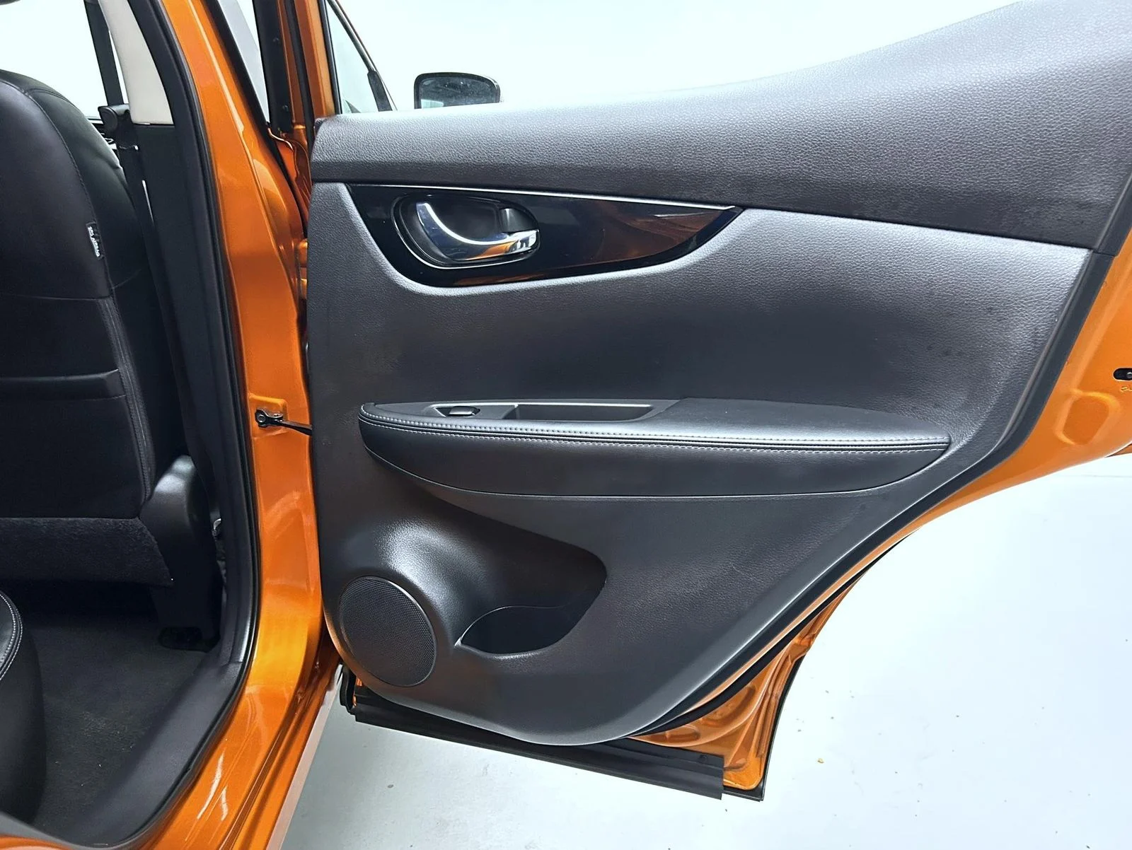 Used 2022 Orange Nissan SL image 17