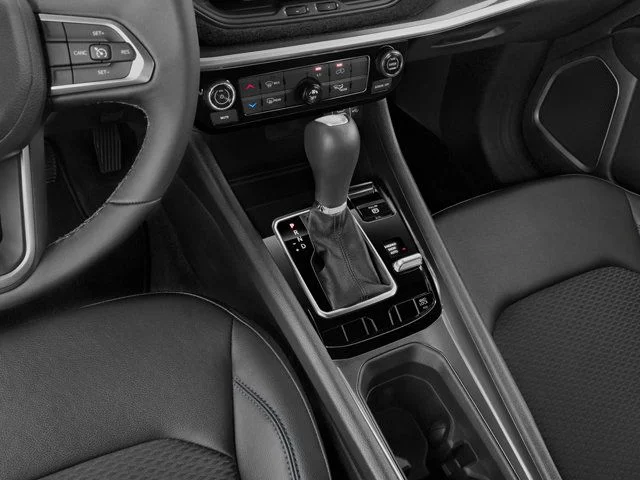 Used 2024 White Jeep Latitude image 9
