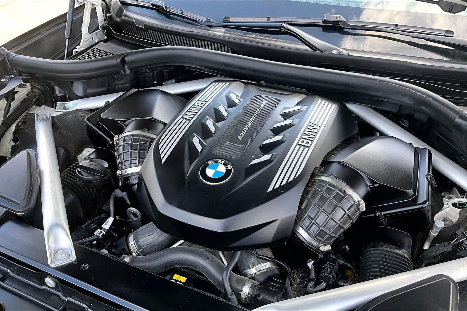 Used 2022 Alpine White BMW M50i image 31