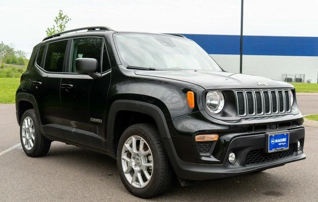 Used 2023 Black Jeep Latitude image 4