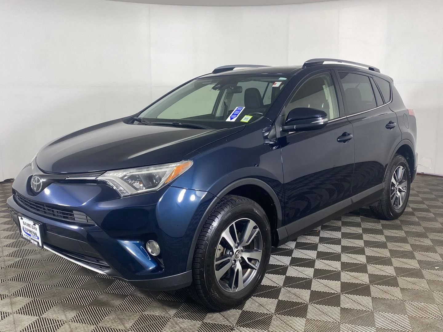 Used 2018 Galactic Aqua Mica Toyota XLE image 2