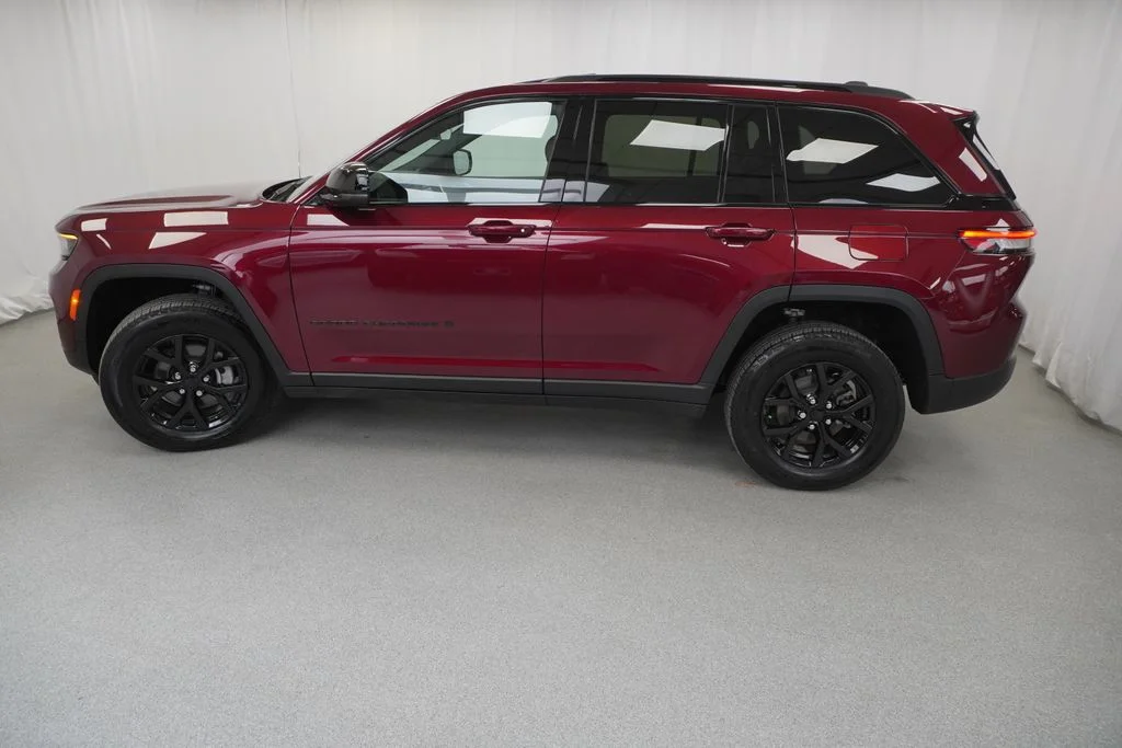 Used 2025 Red Jeep Altitude X image 15
