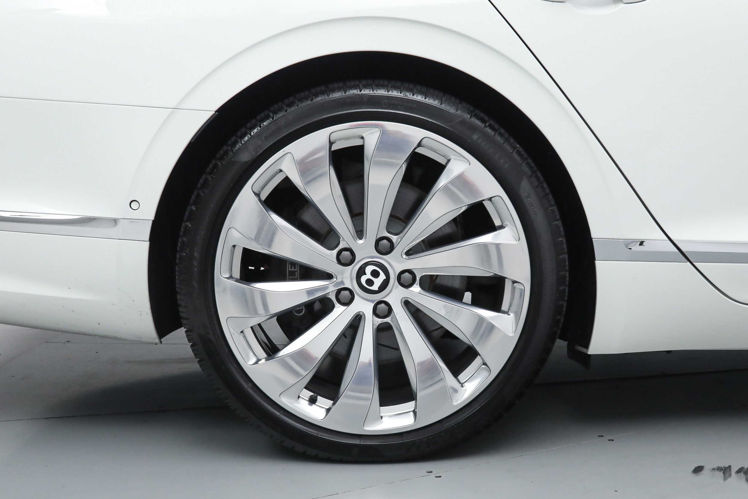 Used 2022 White Bentley  image 41