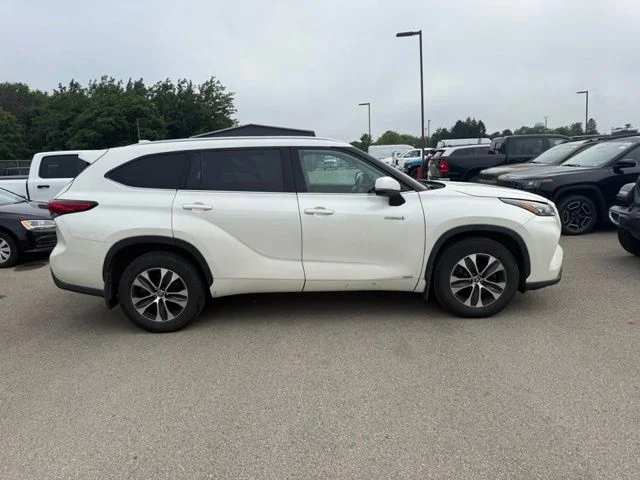 Used 2020 White Toyota XLE image 5