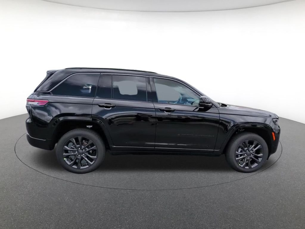 New 2026 Diamond Black Crystal Pearl-Coat Exterior Paint Jeep Limited image 4