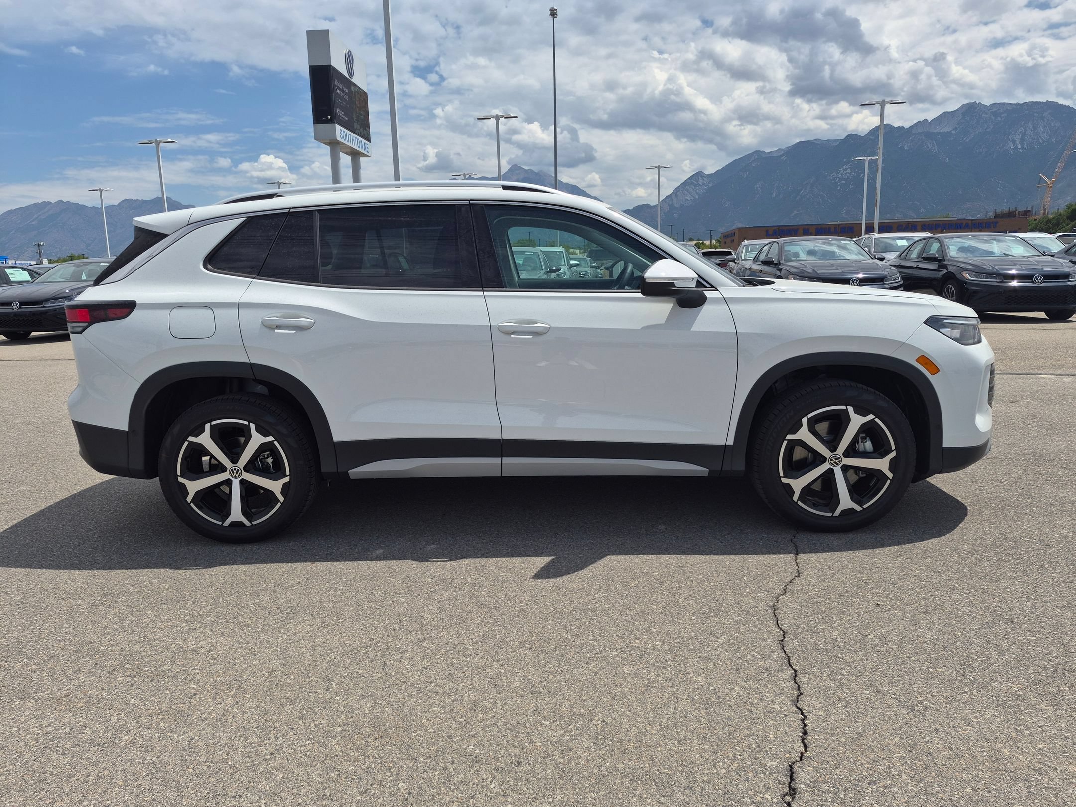 New 2026 Pure White Volkswagen SE image 2