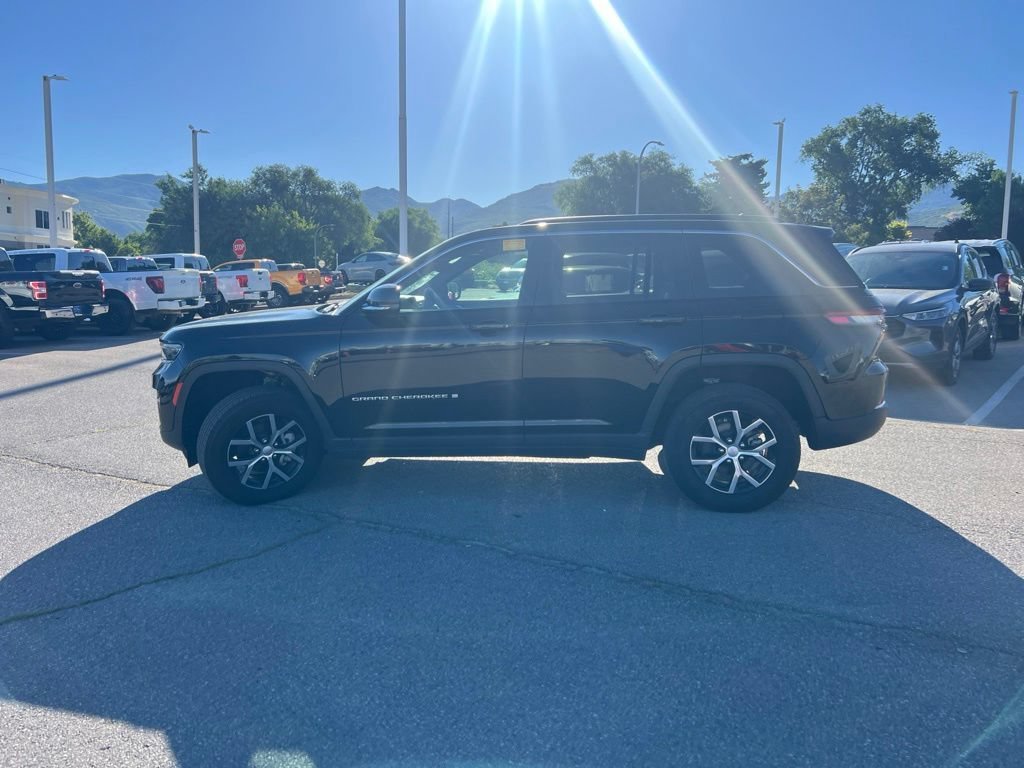Used 2024 Diamond Black Crystal Pearlcoat Jeep Limited image 13