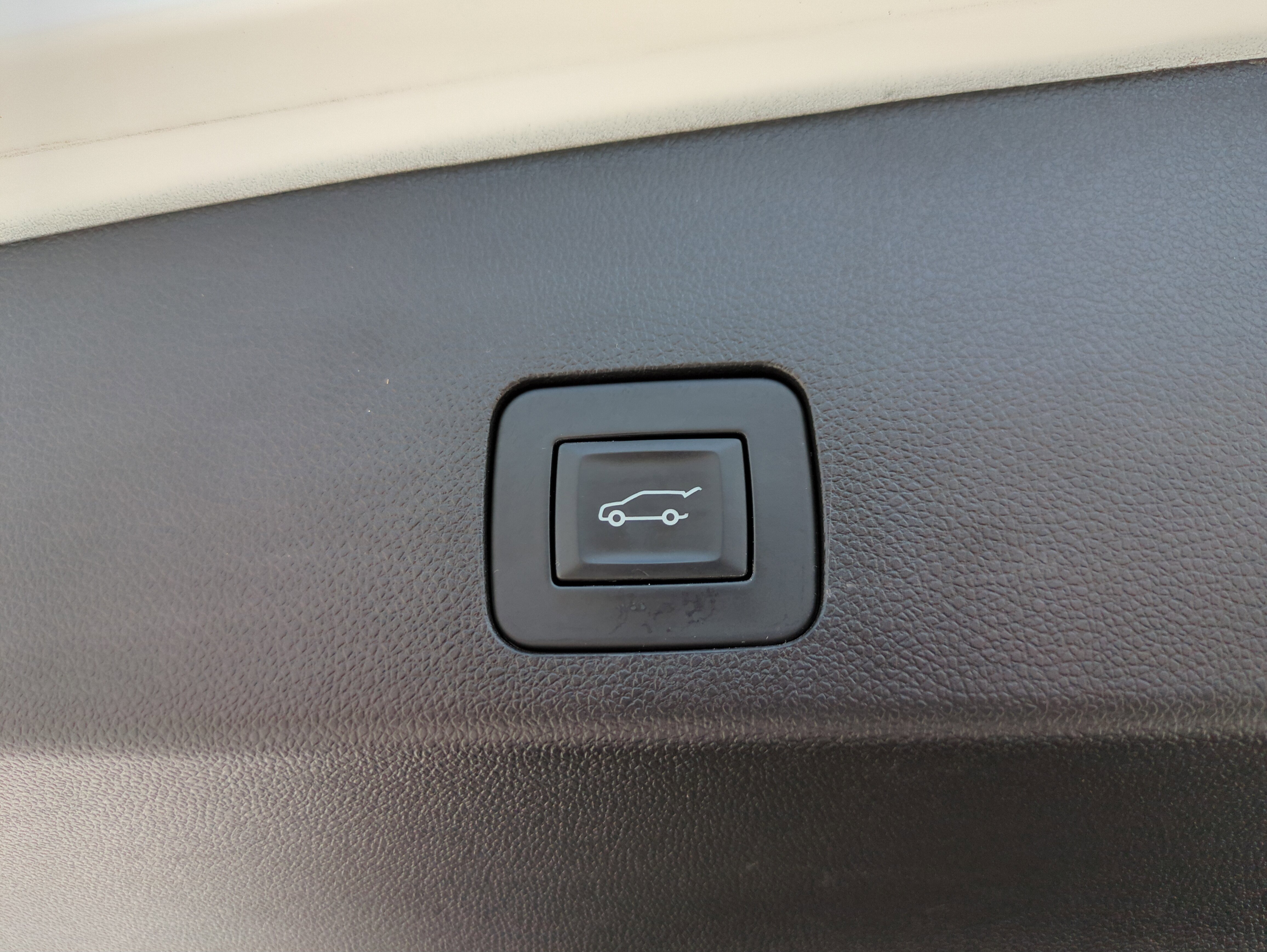 Used 2023 White Frost Tricoat Buick Essence image 14