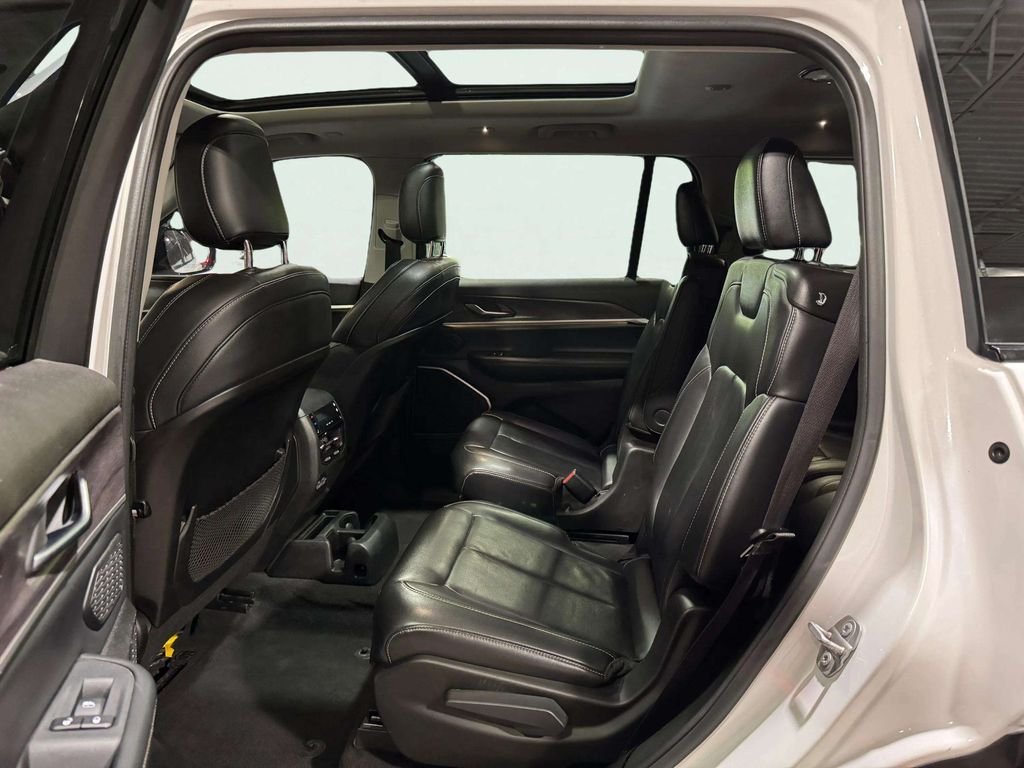 Used 2022 White/off-white Jeep Limited image 24