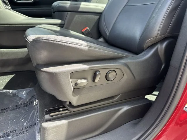 Used 2022 Red Chevrolet Z71 image 33