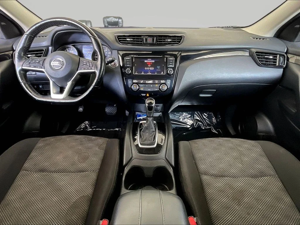 Used 2021 Scarlet Nissan SV image 9