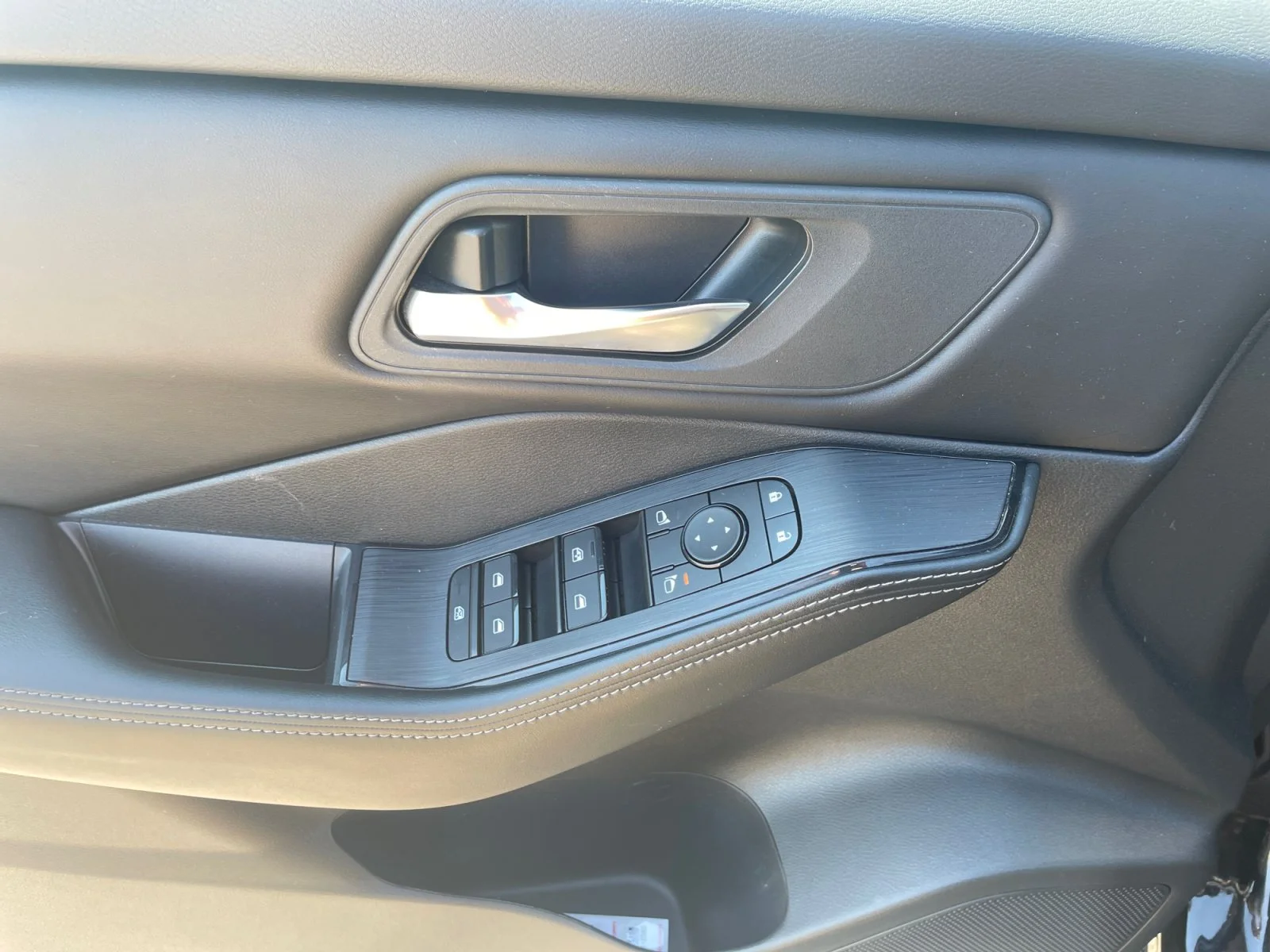 Used 2024 Black Nissan SV Moonroof AWD image 17