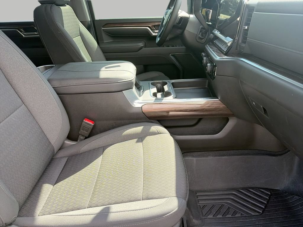 Used 2025 White Chevrolet LT image 9
