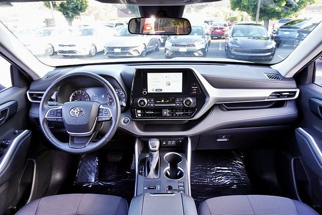 Used 2025 Silver Toyota LE image 17