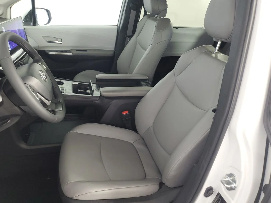 2025 Toyota Sienna XLE - Photo 12
