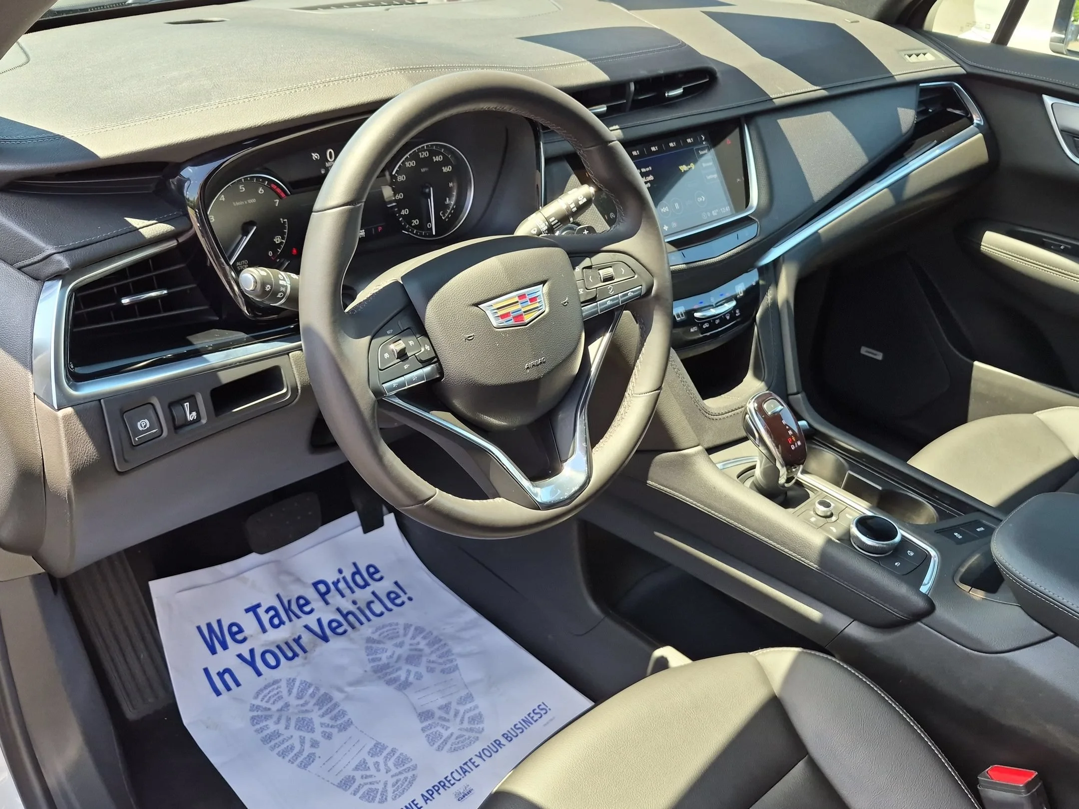 Used 2024 Crystal White Tricoat Cadillac AWD Luxury image 9