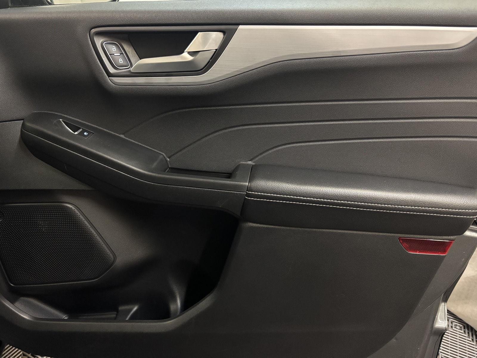 Used 2025 Carbonized Gray Metallic Ford Platinum image 38