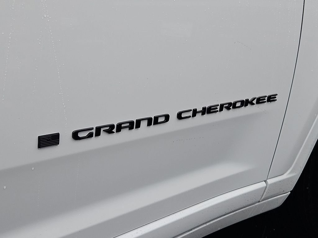 New 2026 Bright White Clear-Coat Exterior Paint Jeep Limited Reserve image 26