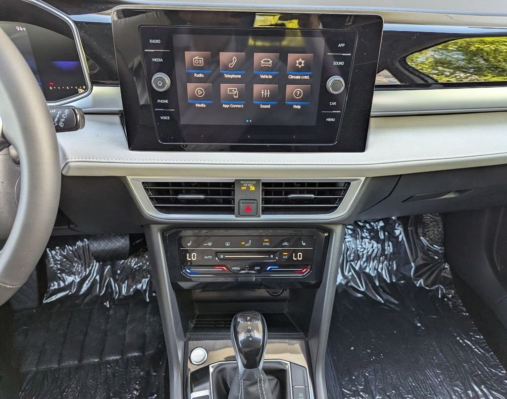 2025 Volkswagen Taos SE - Photo 11