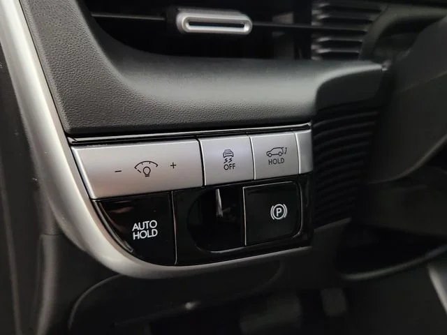 Used 2024 Gold Hyundai SEL image 21