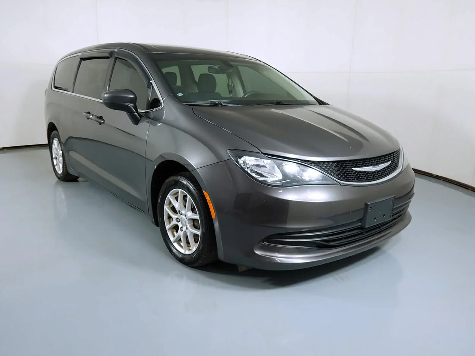 2017 Chrysler Pacifica LX's photo