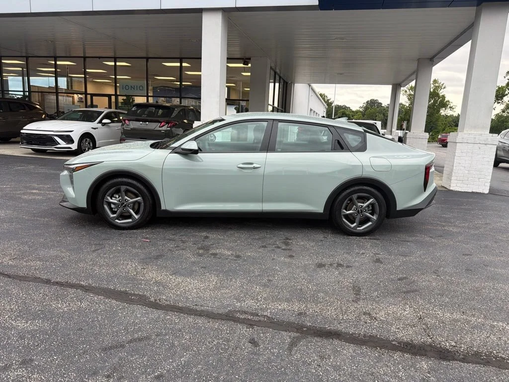 Used 2025 Green Kia LXS image 8