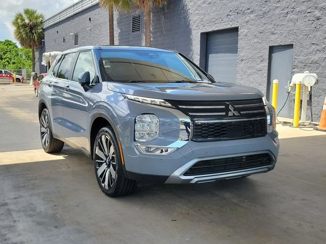 Used 2025 Gray Mitsubishi SE image 3