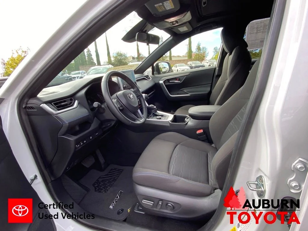 Used 2025 Ice Cap Toyota SE image 33
