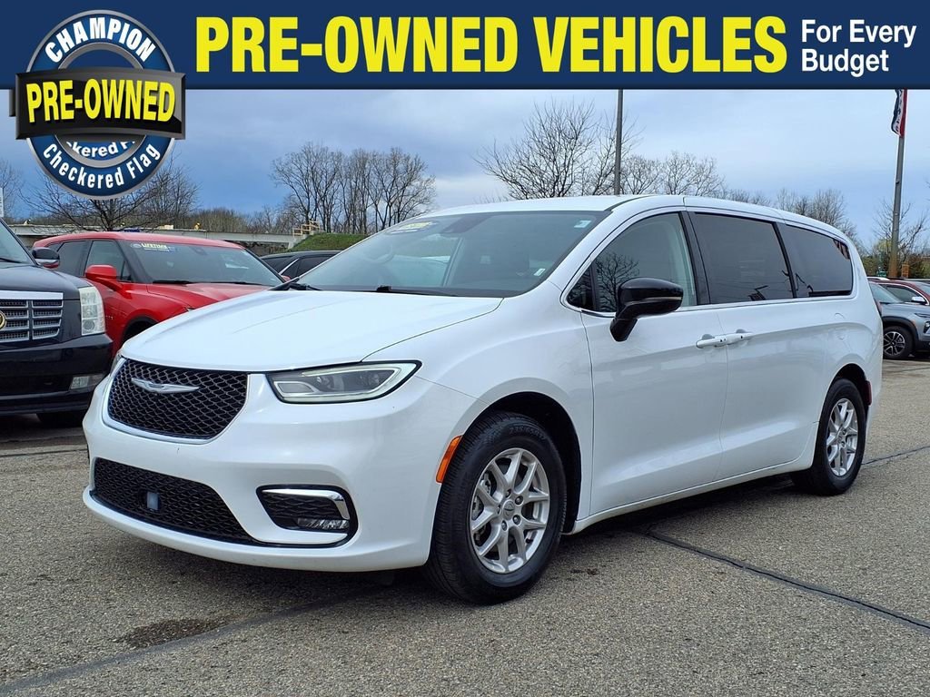 2024 Chrysler Pacifica Touring L's photo