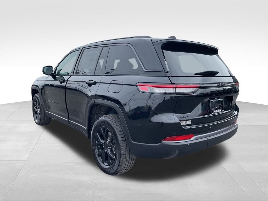 New 2026 Diamond Black Crystal Pearl-Coat Exterior Paint Jeep Altitude image 3