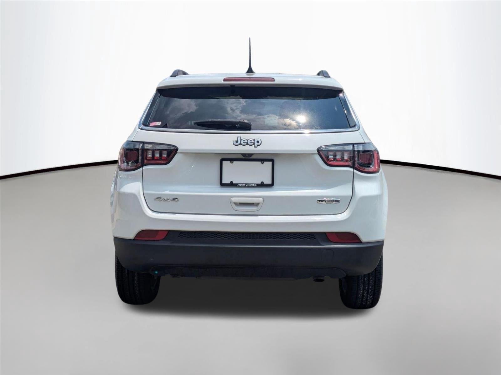 Used 2023 Bright White Clearcoat Jeep Latitude Lux image 6